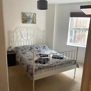Apartment Entire Town Centre 2 Bedroom Very Close To